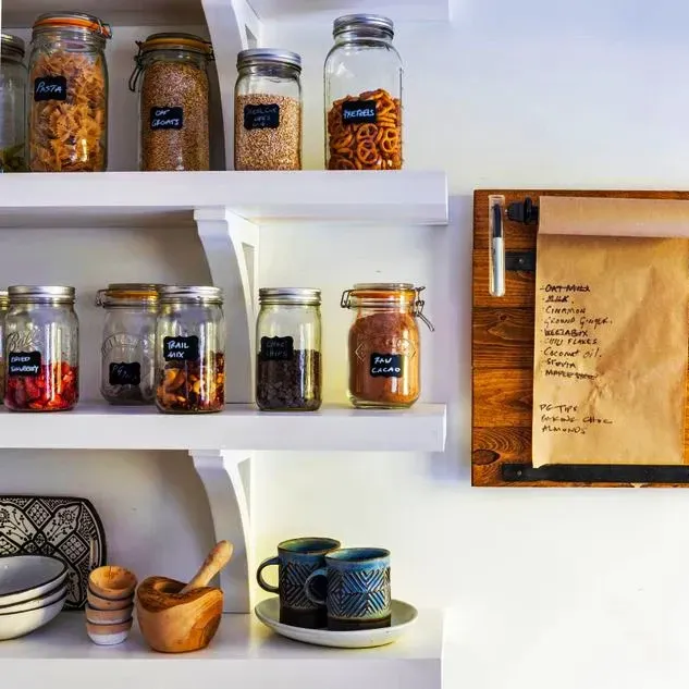 Ilustrasi Memanfaatkan Wadah Bekas