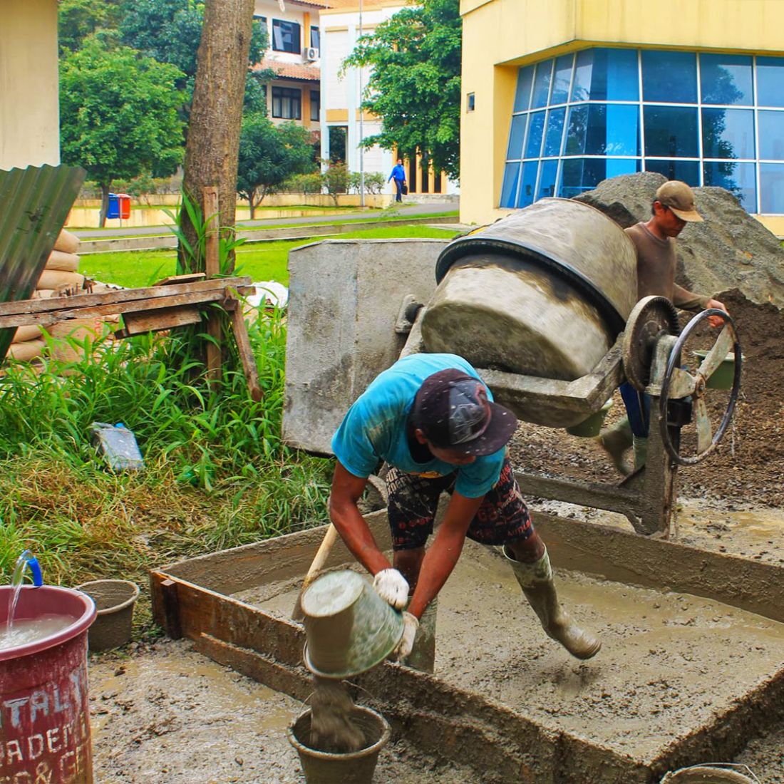 Ilustrasi Membuat Beton Dari Adukan Semen