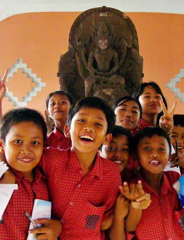 Siswa SD Indonesia belajar di museum bersama guru saat study tour