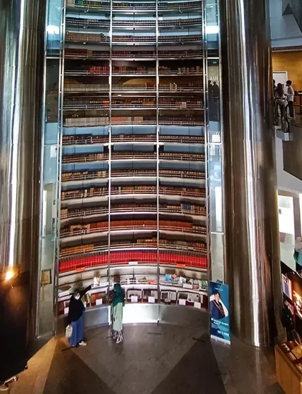 Interior Perpustakaan Nasional RI—ruang baca yang tenang untuk fokus 20 menit.