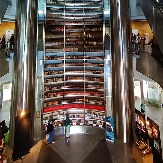 Interior Perpustakaan Nasional RI—ruang baca yang tenang untuk fokus 20 menit.