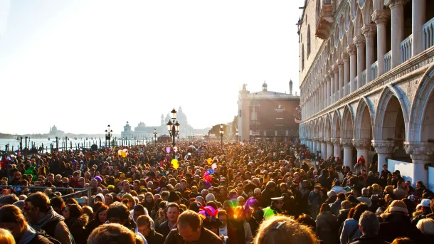 Ilustrasi Para Wisatawan