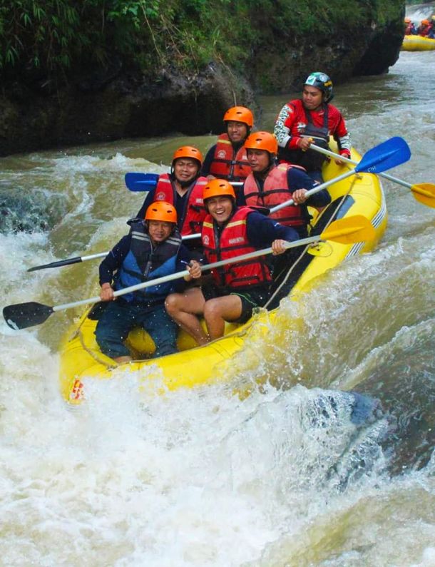 Ilustrasi Rafting Arung Jeram Di Sungai Cisadane