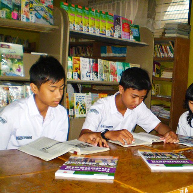 Ilustrasi Anak SD Membaca Buku