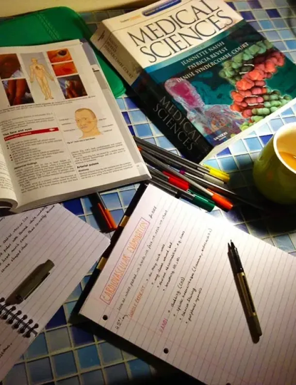 Ilustrasi Buku dan Kopi di Atas Meja