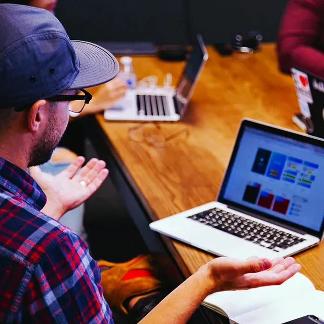 Ilustrasi Pekerja Pria di Tempat Kerja