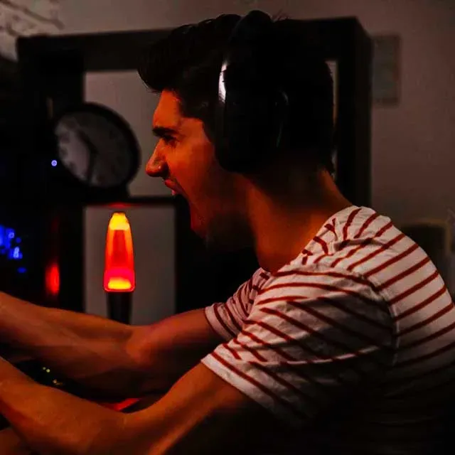 Ilustrasi Pria Yang Kecanduan Game