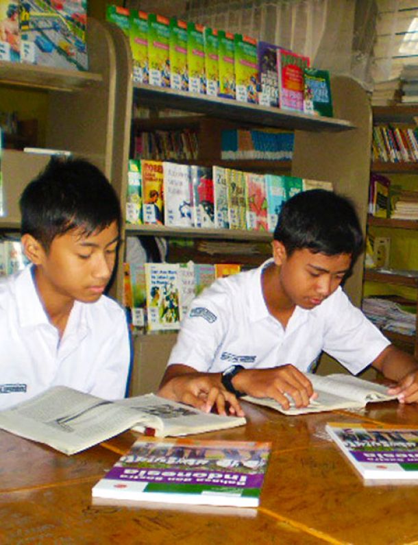 Ilustrasi Anak SD Membaca Buku