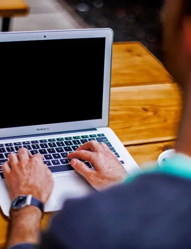 Pria Menggunakan Laptop. Sumber: goodfreephotos.com