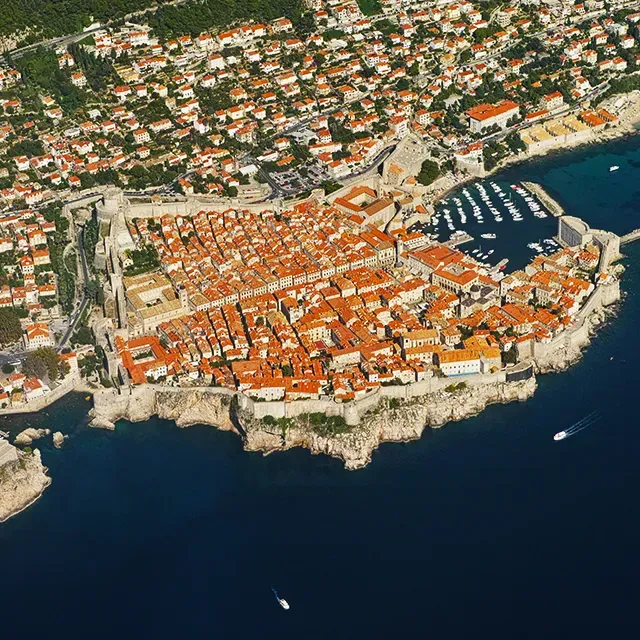 Panorama kota tua Dubrovnik dan tembok kota