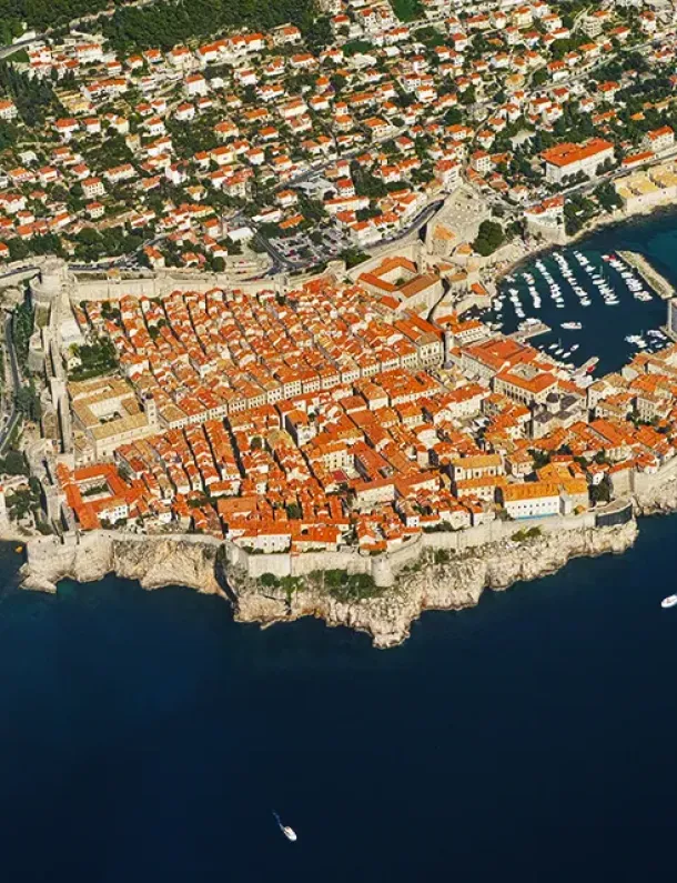 Panorama kota tua Dubrovnik dan tembok kota