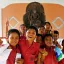 Siswa SD Indonesia belajar di museum bersama guru saat study tour