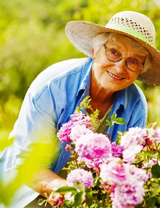 Lansia sedang berkebun yang sehat dan aktif mencegah demensia