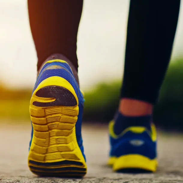 Ilustrasi Orang Berjalan Kaki. Sumber: hawagym.com