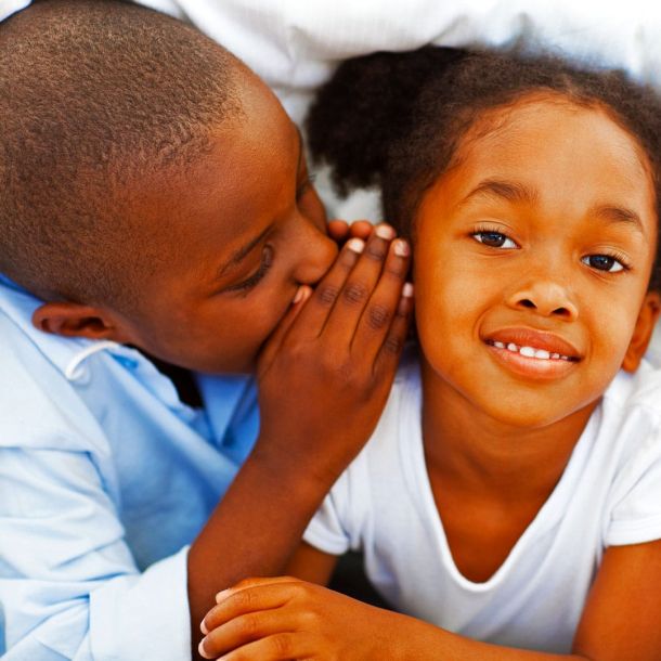 Ilustrasi Anak Sedang Berbisik. Sumber: letstalkschools.com