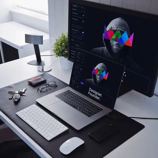 Ilustrasi Menggunakan Laptop