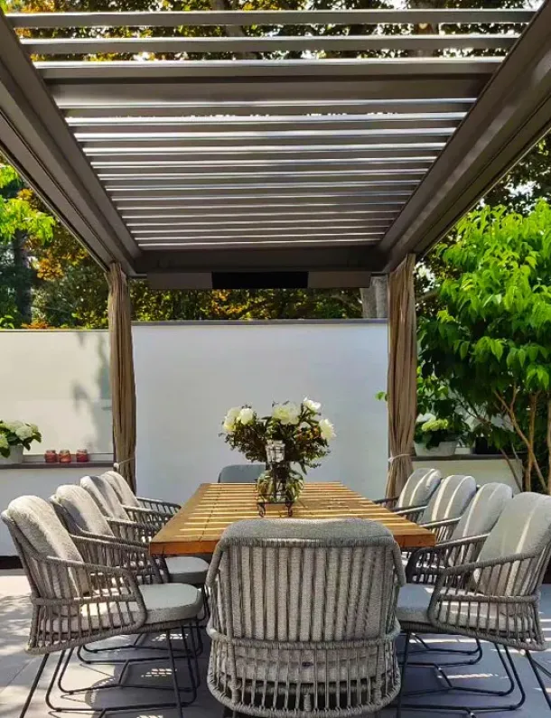 pergola kayu di atas meja makan dan kursi. sumber: steinberg_gaerten