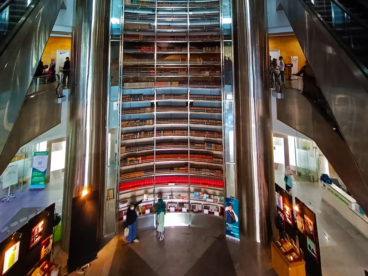 Interior Perpustakaan Nasional RI&mdash;ruang baca yang tenang untuk fokus 20 menit.