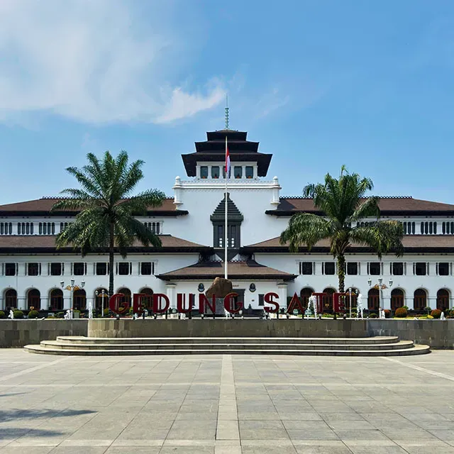 Gedung Sate Bandung dengan halaman hijau di pagi hari