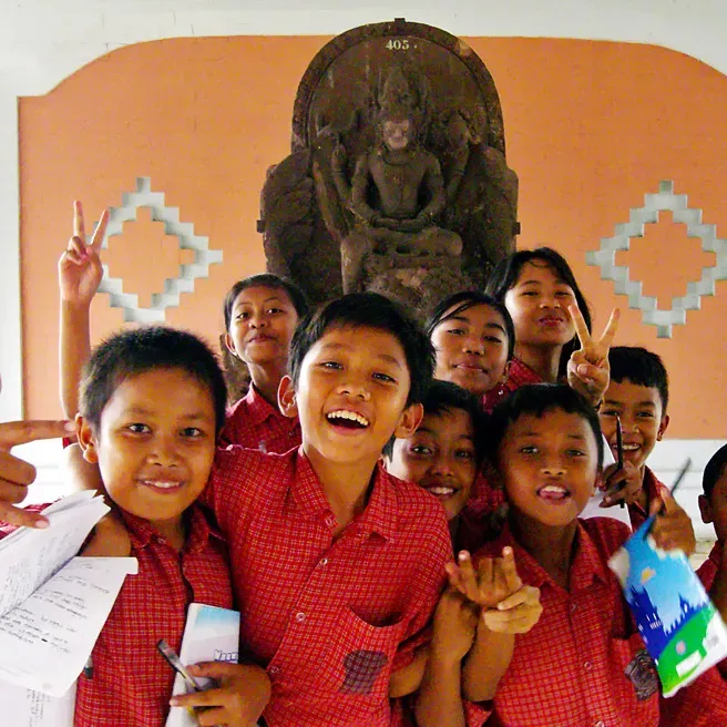 Siswa SD Indonesia belajar di museum bersama guru saat study tour