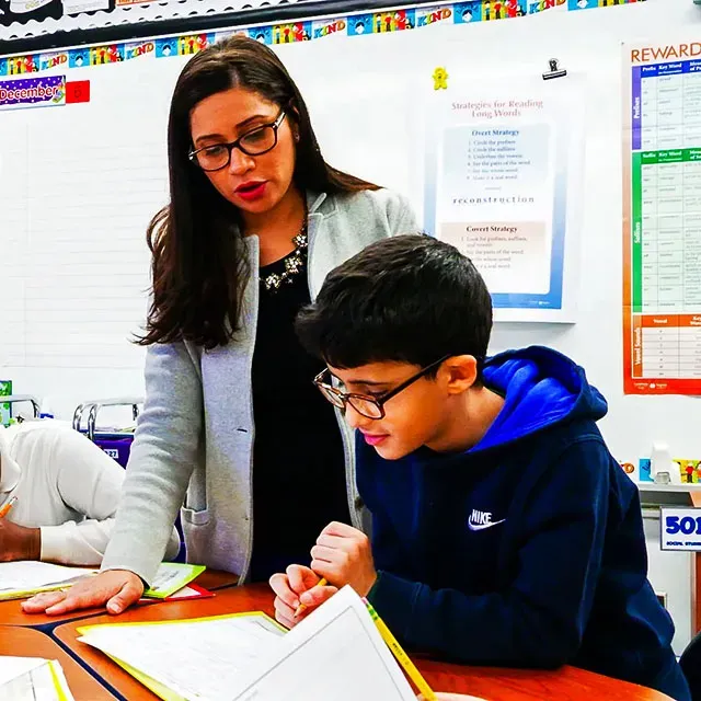 Ilustrasi Membaca dengan Guru