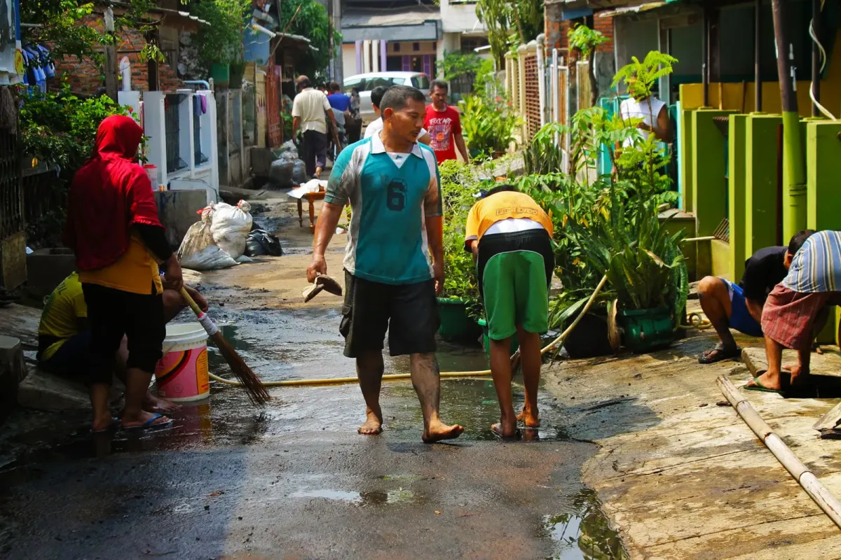 Warga kerja bakti membersihkan selokan depan rumah