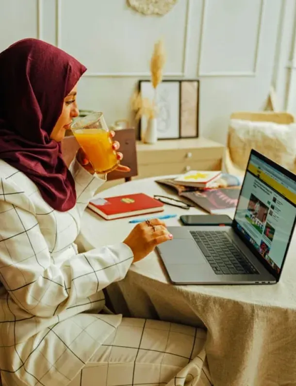 Wanita Berkerudung Menggunakan Laptop